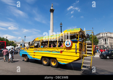 Un London Duck Tours veicolo anfibio in Trafalgar Square, London, Regno Unito Foto Stock