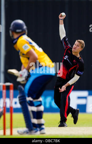 Leicester, Regno Unito. Domenica 28 luglio 2013. Leicestershire's Josh Cobb bowling. Azione dal FriendsLife t20 Nord Gruppo partita di cricket tra Leicestershire volpi e Yorkshire vichinghi. Credito: Graham Wilson/Alamy Live News Foto Stock