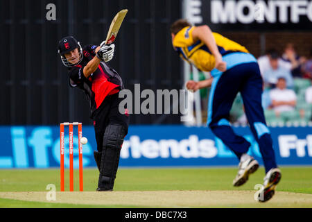 Leicester, Regno Unito. Domenica 28 luglio 2013. Leicestershire's Josh Cobb hits. Azione dal FriendsLife t20 Nord Gruppo partita di cricket tra Leicestershire volpi e Yorkshire vichinghi. Credito: Graham Wilson/Alamy Live News Foto Stock