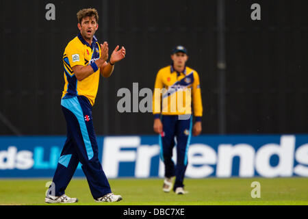 Leicester, Regno Unito. Domenica 28 luglio 2013. La Yorkshire Liam Plunkett incoraggia il suo team. Azione dal FriendsLife t20 Nord Gruppo partita di cricket tra Leicestershire volpi e Yorkshire vichinghi. Credito: Graham Wilson/Alamy Live News Foto Stock