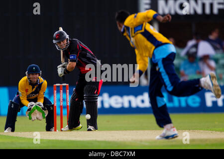 Leicester, Regno Unito. Domenica 28 luglio 2013. leicestershire di Greg Smith sembra colpire fuori. Azione dal FriendsLife t20 Nord Gruppo partita di cricket tra Leicestershire volpi e Yorkshire vichinghi. Credito: Graham Wilson/Alamy Live News Foto Stock