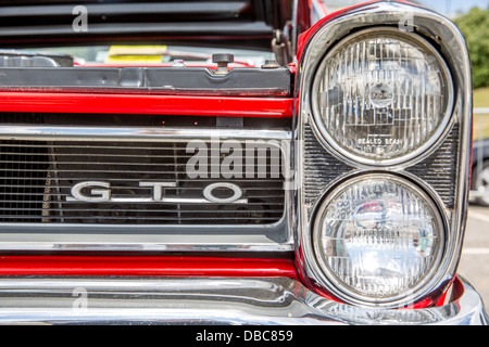 28/07/2013 1965 Pontiac GTO auto rossa badge e motore su una macchina che ha appena terminato la Londra di Southend classic car run Foto Stock