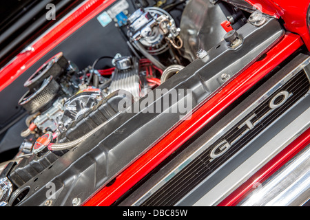 28/07/2013 1965 Pontiac GTO auto rossa badge e motore su una macchina che ha appena terminato la Londra di Southend classic car run Foto Stock