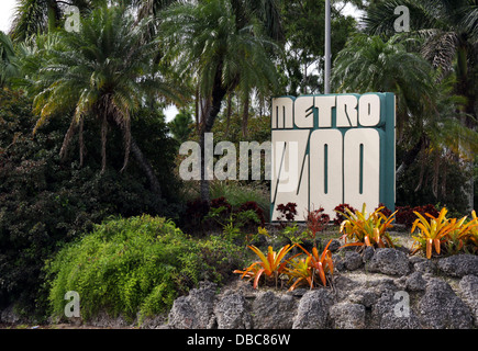 Miami Metro Zoo benvenuto firmare all'entrata con alcuni giardini. Situato in Dade County è una delle principali attrazioni della città Foto Stock