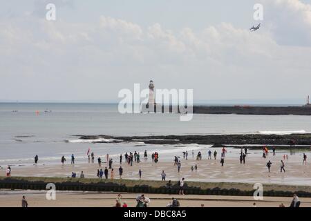 Sunderland, Regno Unito. Il 28 luglio 2013. Una folla di persone godono di spettacoli del venticinquesimo Airshow di Sunderland. Credito: Ken Meade/Alamy Live News Foto Stock