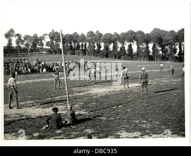 Cavalleria indiana giocando a calcio nella parte anteriore Estr C3 A9e Blanche, France (Photo 24-135) Foto Stock