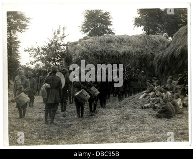 Indiano banda di fanteria quarantesimo sentiero giocando su una fattoria francese (foto 24-45) Foto Stock