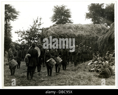 Indiano banda di fanteria quarantesimo sentiero giocando su una fattoria francese (foto 24-47) Foto Stock