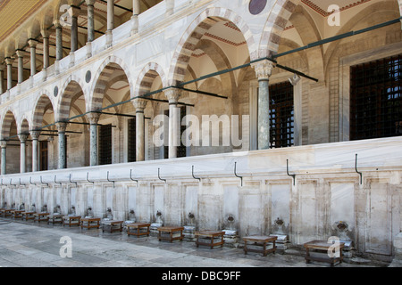 Area lavaggio esterno la Moschea di Suleymaniye ad Istanbul in Turchia Foto Stock