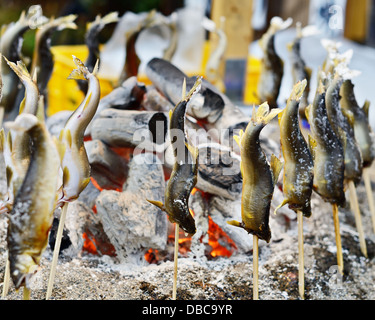 Grigliate di pesce su spiedini Foto Stock