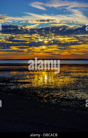 Whitstable tramonto guardando attraverso il Swale Estuario per il Isle of Sheppey - Creative Foto Stock