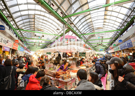 Mercato Gwangjang a Seul, in Corea del Sud. Foto Stock