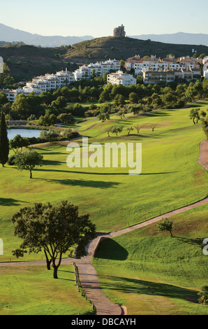 Diciotto buche, Alhaurin Golf Resort, circondata da blocchi di appartamenti, Malaga, Spagna. Foto Stock