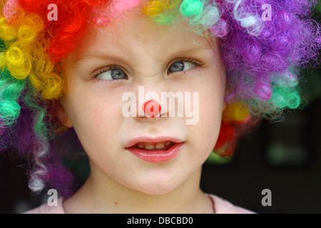 Silly piccolo bambino in costume da Clown Foto Stock