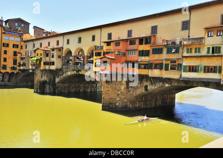 Ponte Vecchio il famoso ponte medievale ad arco a ciottoli chiuso in pietra spandrel sul fiume Arno, Firenze, Italia Foto Stock