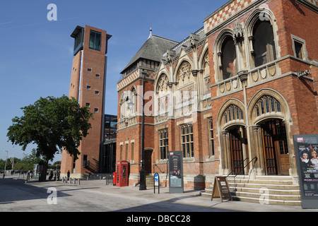 The Royal Shakespeare Company Theatre RSC Stratford Upon Avon Inghilterra edificio classificato UK Grade II*, chiosco telefonico Foto Stock