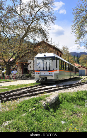 Treno greco in esecuzione sulla Scenic 750mm manometro ferrovia a cremagliera in partenza da Diakofto, una città di montagna, alla costa a Kalavryta, Peloponneso, Grecia Foto Stock