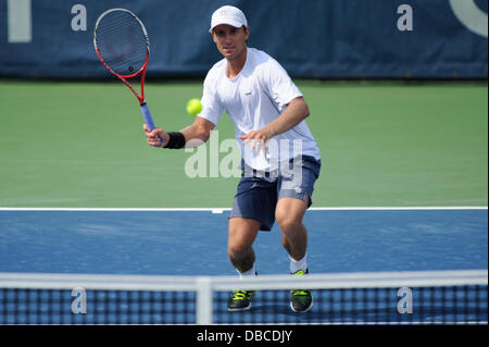 Washington DC, Stati Uniti d'America. Luglio 28, 2013 - Alex Kuznetsov (USA) volleys con Malek Jaziri (TUN) durante turni di qualifica oggi presso il Citi aperto presso il William H.G. Fitzgerald Tennis Stadium di Washington, DC. Credito: Cal Sport Media/Alamy Live News Foto Stock