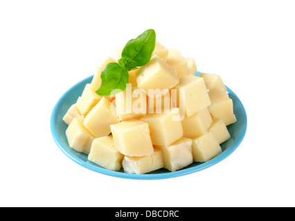 Cumulo di dadini di semi-formaggio duro su piastra Foto Stock