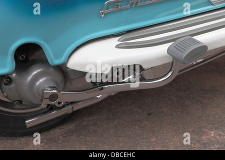 Lambretta LI 150 serie due scooter close up kickstarter starter kickstart leva a pedale avviamento motore vicino fino closeup Foto Stock