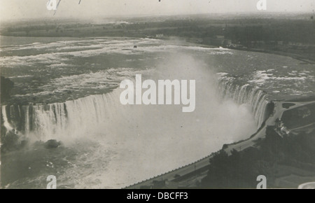 Questa fotografia aerea cattura le cascate del Niagara dall'alto, mostrando la sua vastità e la bellezza naturale circostante della regione. Foto Stock