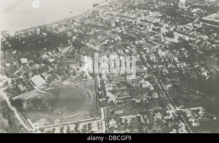 Questa fotografia aerea di Orillia, Ontario, cattura il paesaggio della città dall'alto. L'immagine mostra lo sviluppo della città e dei suoi dintorni all'inizio del XX secolo. Foto Stock