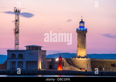 Marsiglia, Francia, zona del porto vecchio, Scenics, 'Bassin de la grande Joliette', Sud della Francia, Vista notturna del faro sulla costa Foto Stock