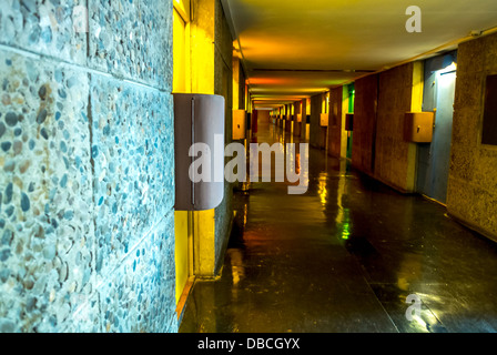 Marseille, Francia, architettura moderna, Appartamento Edificio, & Hotel, dall architetto francese: "Le Corbusier', 'La Cite Radieuse" (1947), all'interno del corridoio e di interni contemporanei Foto Stock