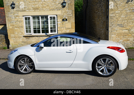 White Peugeot RCZ compact auto sportiva, Swinbrook, Oxfordshire, England, Regno Unito Foto Stock