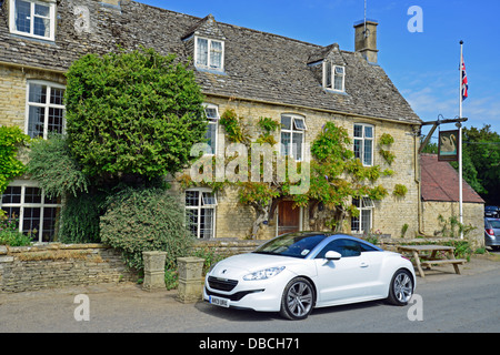 White Peugeot RCZ compact auto sportiva, Swinbrook, Oxfordshire, England, Regno Unito Foto Stock