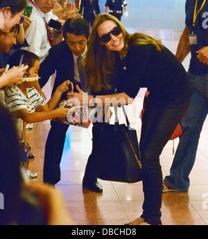 Tokyo, Giappone. Il 28 luglio 2013. Angelina Jolie e Brad Pitt e Angelina Jolie e i loro figli Pax, Knox e Vivienne arriva a Tokyo International Airport a Tokyo in Giappone il 28 luglio 2013. Credito: AFLO/Alamy Live News Foto Stock