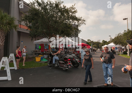 Per coloro che godono di un po' di cibo mentre frequentano il Gator Harley-Davidson ventesimo anniversario Party a Leesburg, Florida. Foto Stock