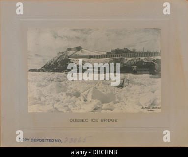 Questa fotografia mostra un ponte di ghiaccio in Quebec, una struttura formata durante l'inverno, che fornisce il passaggio su acque ghiacciate. L'immagine riflette la natura pratica e unica dei ponti di ghiaccio nella regione durante i mesi freddi. Foto Stock