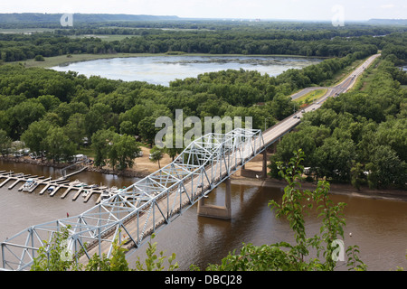 Una veduta aerea di un ponte sul fiume Mississippi vicino Ala Rossa, Minnesota. Foto Stock
