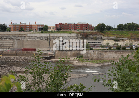 Il Minneapolis Veteran's home sopra il blocco e diga #1 sul fiume Mississippi. Foto Stock