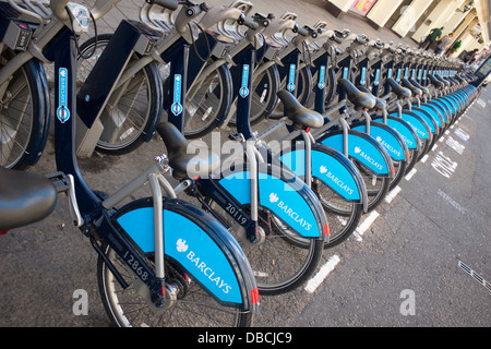 TFL Barclays Cycle biciclette a noleggio su Guglielmo IV Street docking station nelle vicinanze del Charing Cross Station. Foto Stock