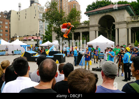 New York, Stati Uniti d'America. Il 28 luglio 2013. Scena da Pogopalooza 10' - la decima edizione del Campionato Mondiale di Xpogo (extreme pogo) in Union Square Luglio 28, 2013 a New York City. Credito: Donald bowers/Alamy Live News Foto Stock