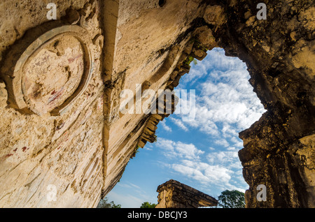 Guardando attraverso un foro nel tetto del palazzo principale presso le antiche rovine Maya di Palenque in Chiapas, Messico Foto Stock