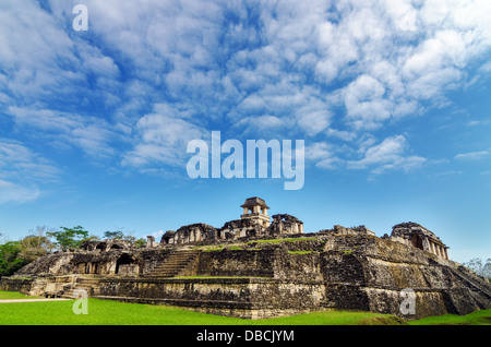 Un ampio angolo di visualizzazione che mostra l'intero palazzo presso le rovine Maya di Palenque in Chiapas, Messico