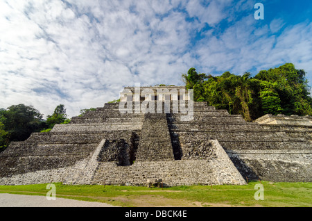 Un dritto in vista del Tempio delle iscrizioni a Palenque in Chiapas, Messico Foto Stock