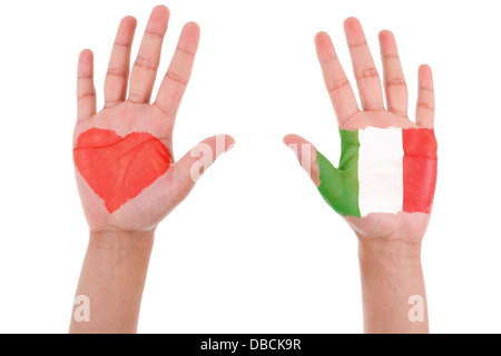 Le mani con un dipinto di cuore e bandiera italiana, io amo Italia concetto, isolati su sfondo bianco Foto Stock