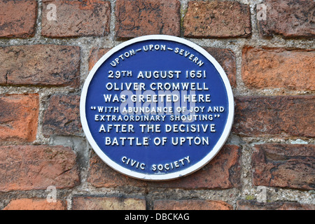 "Oliver Cromwell venne salutato qui' placca, Church Street, Upton-su-Severn, Worcestershire, England, Regno Unito Foto Stock