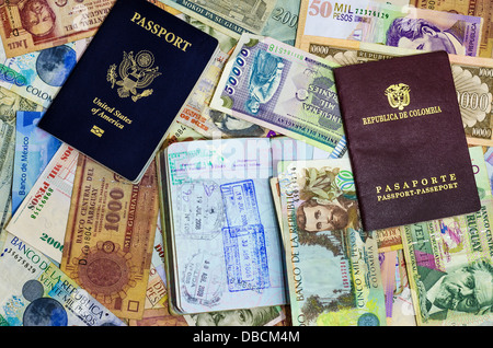 Tre i passaporti con valute diverse dall America Latina Foto Stock