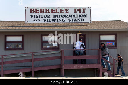 Butte, Montana, USA. 28 Luglio, 2013. Visitatori arrivano presso il Berkeley Pit, un'agenzia per la protezione ambientale del sito Superfund, che la città di Butte è stata marketing come due dollari ammissione di attrazione turistica. In produzione dal 1955 al 1982, l'open peccato miniere di rame a Berkeley ha prodotto circa 320 milioni di tonnellate di minerale e di oltre 700 milioni di tonnellate di rifiuti di roccia, compresi metalli tossici come il cadmio e arsenico. Quando il rame operazione mineraria arrestato nel 1982, la metropolitana le pompe sono state chiuse e i quattro-miglio-wide pit ha cominciato a riempire con 40 miliardi di galloni di zuppa di chimica. Foto Stock