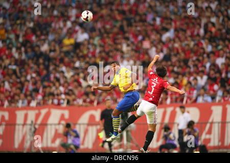 (L-R) Serge Gnabry (Arsenale), Tomoya Ugajin (rossi), 26 luglio 2013 - Calcio : Il Saitama City Cup durante l'Arsenal Asia Tour 2013, tra Urawa Red Diamonds 1-2 Arsenal a Saitama Stadium 2002, Saitama, Giappone. (Foto di AFLO SPORT) Foto Stock