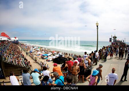 Huntington Beach, CA, Stati Uniti d'America. 28 Luglio, 2013. Luglio 28, 2013: la folla al Vans US Open di surf che la concorrenza venga mantenuta a Huntington Beach, CA. Credito: csm/Alamy Live News Foto Stock