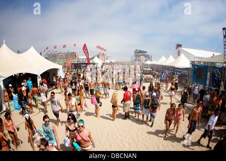 Huntington Beach, CA, Stati Uniti d'America. 28 Luglio, 2013. Luglio 28, 2013: la folla al Vans US Open di surf che la concorrenza venga mantenuta a Huntington Beach, CA. Credito: csm/Alamy Live News Foto Stock