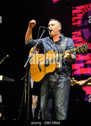 Raleigh, North Carolina, Stati Uniti d'America. 28 Luglio, 2013. Musicista ED ROBERTSON del gruppo Barenaked Ladies effettuando al Red Hat anfiteatro. Credito: Tina Fultz/ZUMAPRESS.com/Alamy Live News Foto Stock