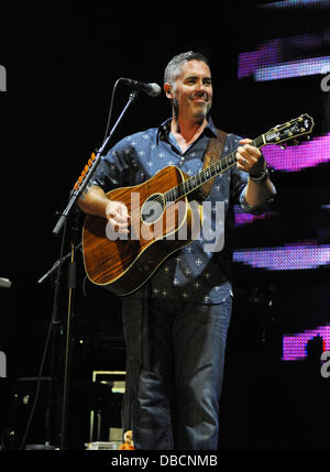 Raleigh, North Carolina, Stati Uniti d'America. 28 Luglio, 2013. Musicista ED ROBERTSON del gruppo Barenaked Ladies effettuando al Red Hat anfiteatro. Credito: Tina Fultz/ZUMAPRESS.com/Alamy Live News Foto Stock