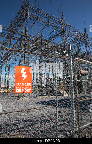 Pericolo - Tenere fuori segno sulla recinzione che circonda la sottostazione elettrica Foto Stock